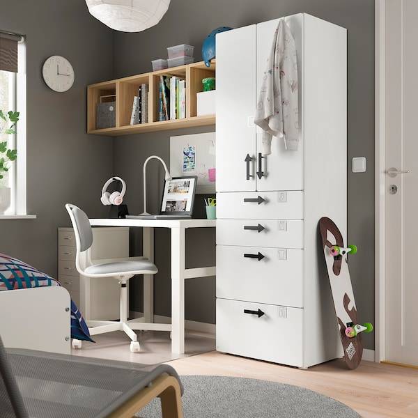 SMÅSTAD / PLATSA Kleiderschrank, weiß weiß/4 Schubladen, Räumungsverkauf