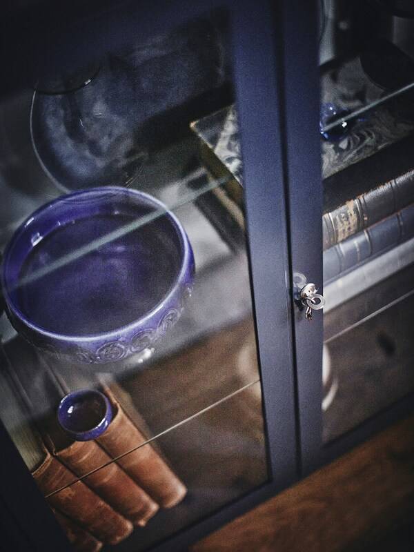 FABRIKÖR Vitrine, schwarzblau, 2025