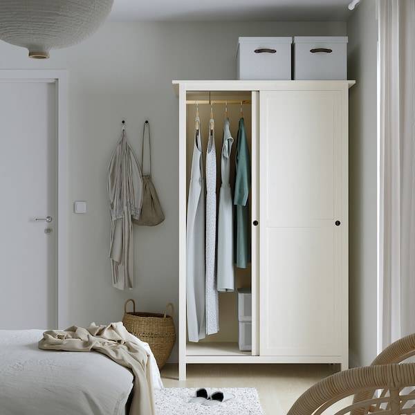 HEMNES Kleiderschrank mit 2 Schiebetüren, weiß gebeizt, Preisnachlass