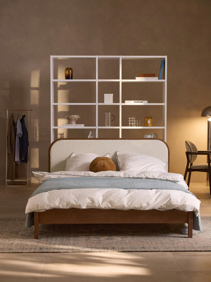 Westwing Collection Holzbett Jones mit Kopfteil aus Bouclé Kostenloser Versand international